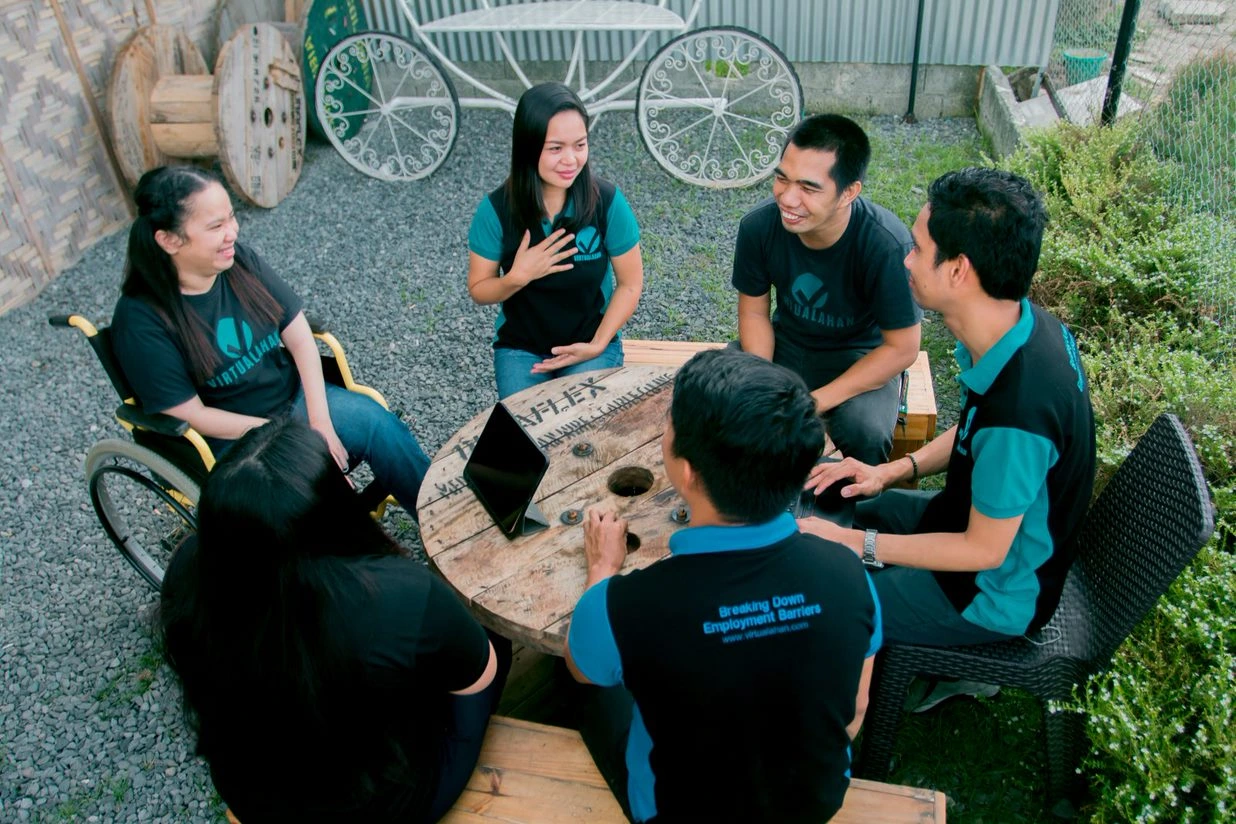 Virtualahan students in a circle